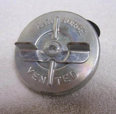 58-59-60-61-62 CHEVY CORVETTE PONTIAC GM #3814436 TAPA COMBUSTIBLE GASOLINA NOS Foto 1 de 3