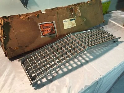 REJILLA FORD FAIRMONT D8BZ-8200-A como nueva 78  Foto 1 de 3