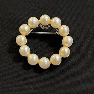 Broche prendedor círculo corona imitación perla 1” tono plata de colección - Imagen 1 de 11