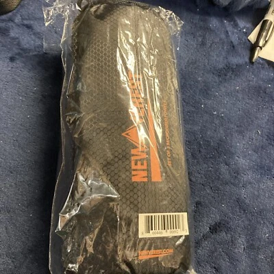 3 toallas de microfibra Newverest color gris con borde amarillento en bolsa de malla Foto 1 de 4