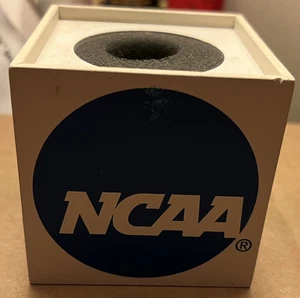 NCAA Dot Mic microphone Holder Flag Cube nice Condition - Bild 1 von 4