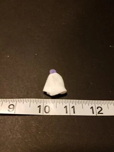 Babymütze mit lila Bommel für Modepuppe Kinderzimmer Dioramen (Puppe nicht inkl.) - Bild 1 von 4