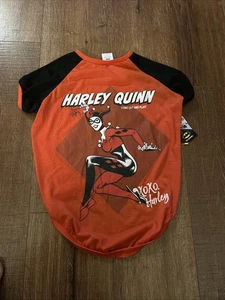 Harley Quinn Camisa Roja Disfraz XL Perro Batman Halloween Ver Medidas Nuevo - Imagen 1 de 8