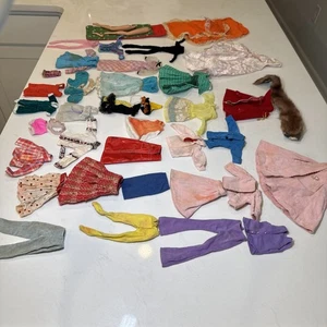 Barbie vintage anni 60 70 lotto 44 oggetti per ricambi alcuni abiti rari - Foto 1 di 24