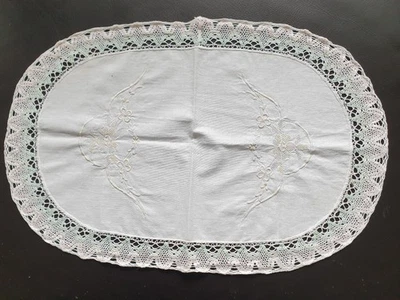 Stoff-Deckchen Tischdeckchen oval Weiß mit Spitzenrand ca. 55 x 36 cm - Bild 1 von 2