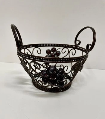 BRONZE WIRE FRUIT/BREAD BASKET INTRICATE SCROLL DESIGN GLASS GRAPES GREEN LEAVES - Изображение 1 из 4