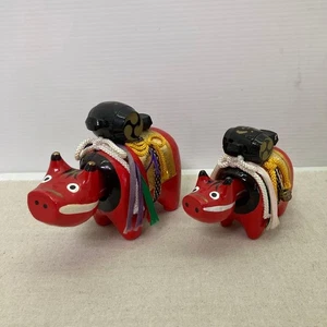 Juego japonés de 2 agitadores Akabeko Aizuwakamatsu Kozuchi Fukubeko encanto de la suerte - Imagen 1 de 10