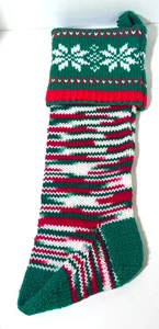 Calza natalizia fatta a mano in maglia verde rosso bianco fiocchi di neve NUOVA 21 pollici - Foto 1 di 4