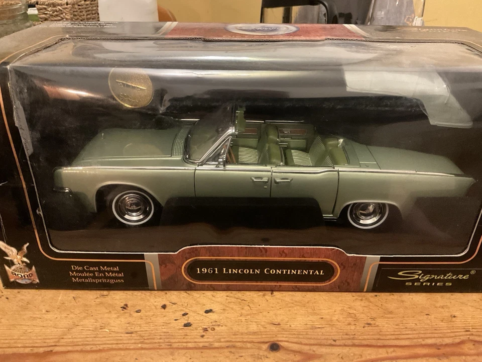 2005 Road Signature масштаб 1/18 1961 Lincoln Continental литая модель нераспечатанная - Изображение 1 из 4