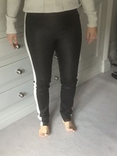 calça legging com detalhe em couro