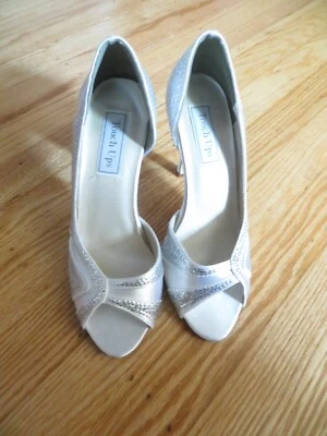 Zapatos retoques blancos satinados talla 6,5 Foto 1 de 4