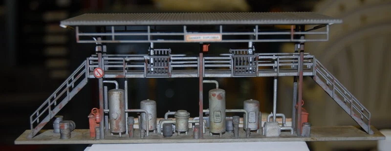 Model Power: Tank Filling Station (HO Scale) Box Damaged Slightly - Image 1 of 1