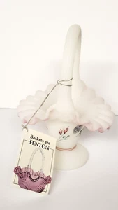 Fenton Satinierter Glaskorb Künstler signiert handbemalt Rosen Hängeetikett & Aufkleber - Bild 1 von 10
