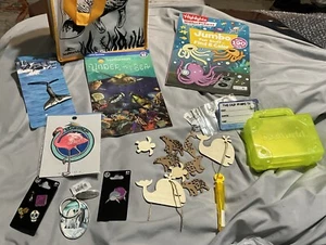 SEAWORLD REUSABLE BAG,BUNDLE NECKLACE, SHIRT PINS, KEYCHAIN, POUCH,PLUS MORE NEW - Picture 1 of 24