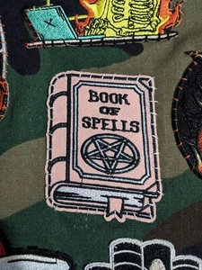 Buch der Zaubersprüche Aufnäher heidnisches Wicca Pentakel Gothic Hexe bestickt aufbügeln 2,5x3 - Bild 1 von 5