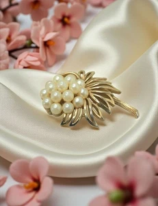 Broche vintage corona trifari tono dorado imitación perla cardo - Imagen 1 de 9