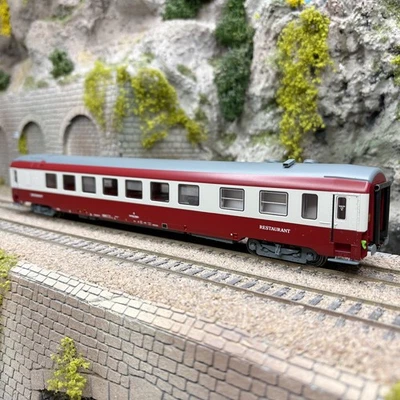 Voiture restaurant Vru, rouge / gris béton, SNCF, Ep. IV - LSMODELS 40347 - HO 1 - Photo 1/4