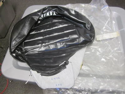 Cubierta de asiento Yamaha 1978-1979 GTMX 1978-1980 GT80 1981-1983 DT80 2A3-24771-00 NUEVO DE STOCK Foto 1 de 4