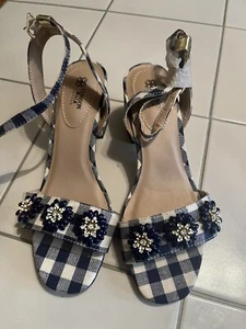 Women's Shoes NEW Size 6 Blue and White Cushion Walk By Avon Flower Embellished - Picture 1 of 6