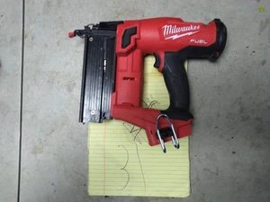 Milwaukee 2746-20 M18 FUEL 18V 18 Gauge Brad Nailer Tool ONly #31 No slide - Foto 1 di 3