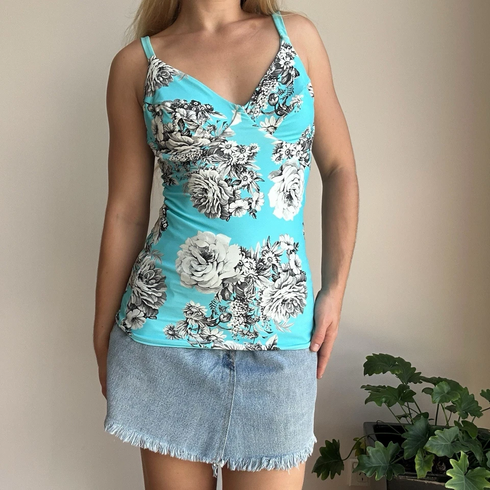 Camiseta sin mangas Moontide para mujer 10DD/E azul floral con aros Foto 1 de 4