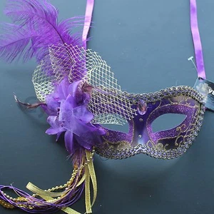 Maschera veneziana viola mascherata con piume di struzzo festa ballo costume martedì grasso - Foto 1 di 3