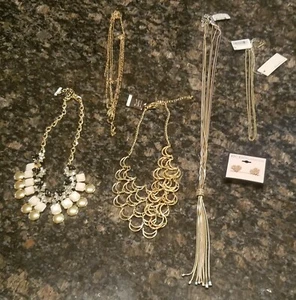 NWT 4 NECKLACES 1 NECKLACE NWOT AND 1 PAIR OF EARRINGS RETAIL $195.50 - Picture 1 of 5