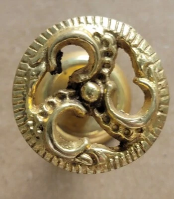 Perilla de diseño de desplazamiento vintage rescatada de latón macizo de 1,25" con escudo  Foto 1 de 3