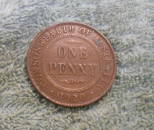 1920 AUSTRALIAN BRONZE PENNY COIN - DOT BELOW BOTTOM SCROLL - Picture 1 of 3