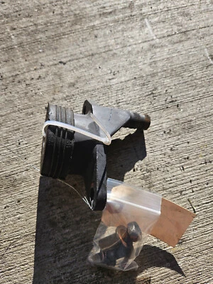 Soporte de montaje de clavija delantera izquierda cabeza de pala Harley Davidson Tour Glide FLT 80 Foto 1 de 4