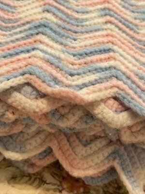 Cobertor unissex feito à mão de crochê ondulado bebê afegão 31”x52” rosa azul variado - Imagem 1 de 4