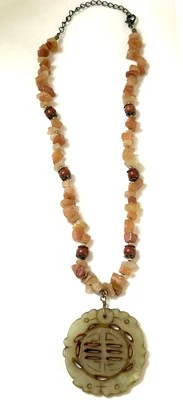 Antiguo medallón oriental tallado de ágata cornalina con collar de cuentas de jaspe rojo Foto 1 de 4