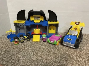 Fisher Price Little People DC Figuras Baticueva Batimóvil Joker Batman Robin - Imagen 1 de 7