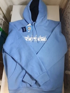 Official Man City FC Sky Blue "HOODIE ETIHAD GLORY" Fleece (L) 52-54" Neu/Etikett - Bild 1 von 11