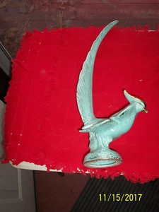VINTAGE ART POTTERY-USA LIGHT GREEN AQUA/GOLD LONG TAIL FIGURINE - Picture 1 of 5