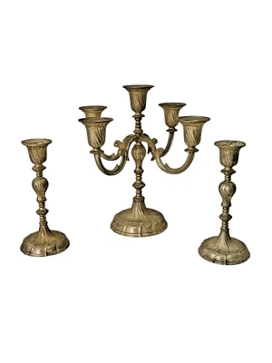 ANCIEN LOT DE TROIS CHANDELIERS MÉTAL ARGENTÉ  CANDÉLABRE PORTE BOUGIE BOUGEOIR - Photo 1/4