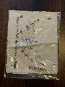 Bestickter Tischläufer Weihnachten Urlaub - Blumen, Stechpalme, Beeren 16”x70” - Bild 1 von 4