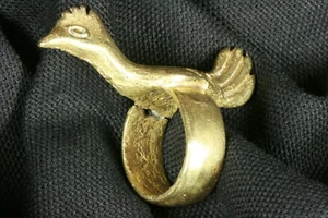 Anillo de bronce con gallo. S.XX Bronze ring with rooster. 20Th Century. - Imagen 1 de 7