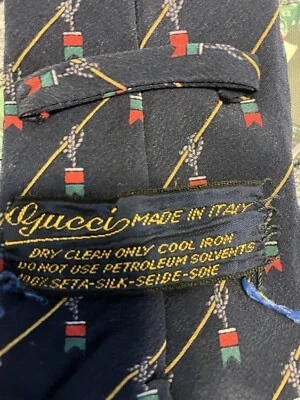 Corbata de Seda Gucci Logo “GG” Hecha en Italia. Auténtico. Excelente estado. Foto 1 de 2