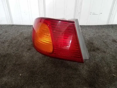 Левый задний фонарь для Toyota Corolla 1998-02 годов выпуска - крепление на четверть - Изображение 1 из 4