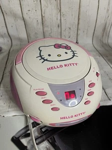 2012 Sanrio Hello Kitty AM/FM Lettore CD Stereo Radio Boom Box KT2024A, Funzionante - Foto 1 di 9
