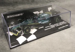 Minichamps F1 1:43 S Vettel Aston Martin AMR22 Singapore GP 2022 - Picture 1 of 5