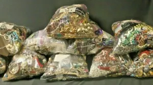 Enorme lote de joyas antiguas vintage y modernas de 1 libra 1 libra artesanía chatarra y desgaste reventa - Imagen 1 de 12