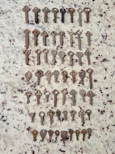 FLAT SKELETON KEY MIXED LOT OF 57 KEYS - VARIOUS BRANDS - SEE PICTURES  - Picture 1 of 8