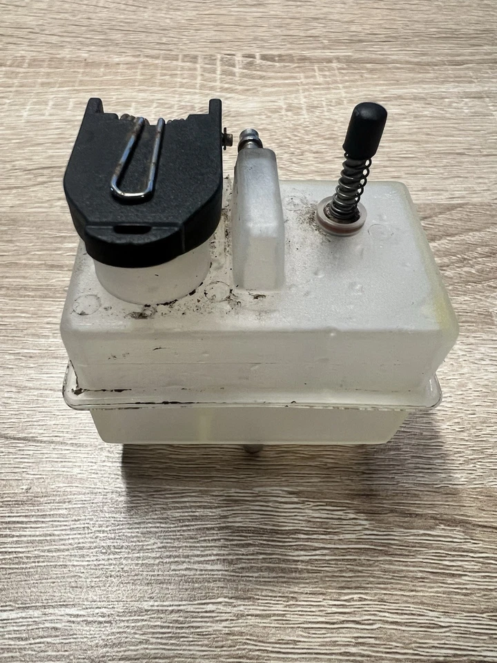 Vintage Thunder Tiger DT-10 Plastic Nitro Fuel Tank w/ Prime Pump AR0033 - Used - Image 1 of 4