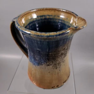 Handgeformter KLEINER KUNSTKERAMIK blau braun STEINZEUG KRUG - Bild 1 von 7