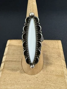 Anillo alargado navajo de plata de ley muy antiguo peón blanco piedras preciosas talla 8 H14 - Imagen 1 de 17