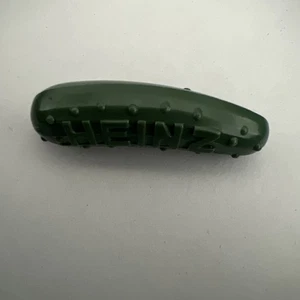 Vintage World's Fair Heinz Advertising PICKLE Plastic Pin Brooch - Green - Picture 1 of 7