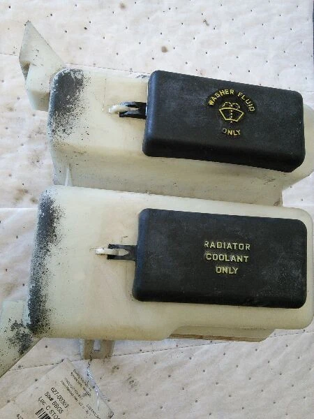 Depósito de lavado de Ford Explorer 2000 4634286 Foto 1 de 4