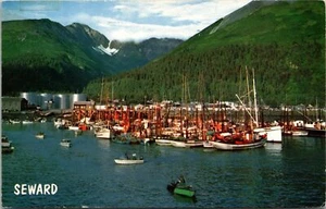 Postal Seward Harbor Alaska 1967 veleros barcos montañas fondo - Imagen 1 de 2